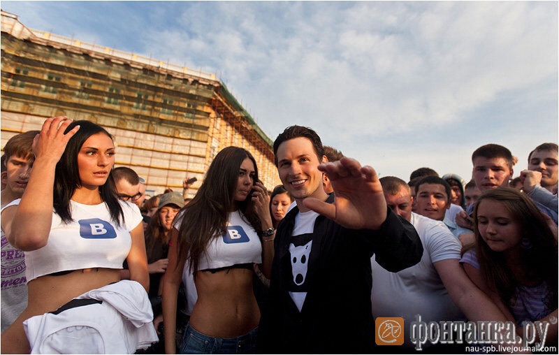 В июле 2012 года на флешмобе "ВКонтакте" Алексей Дерюгин (в белой футболке) отгораживал Павла Дурова от поклонников.